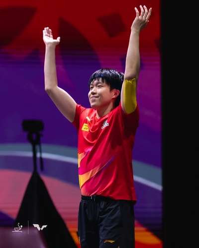 2023 in Durban musste er sich noch Fan Zhendong geschlagen geben, nun wurde das persönliche Kunststück erfolgreich vollendet. (©ITTF)