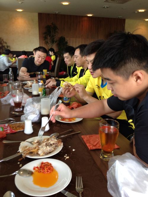 Nach einem anstrengenden Trainingstag haben sich Trainer und Schützlinge ein ordentliches Mahl verdient (©Weibo-Liu Guoliang)