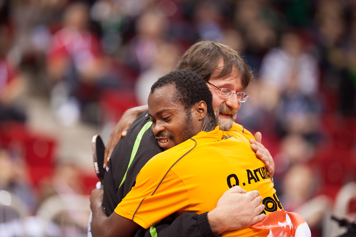 …der sich anschließend die Glückwünsche des deutschen Coaches Martin Adomeit abholte. (©Fabig)