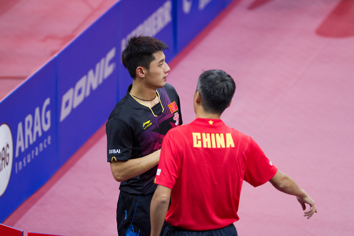 Guter Rat war gefragt, doch am Ende hatte Zhang Jike mit 4:2 die Nase vorn. Für Aruna hieß es: Raus mit Applaus. (©Fabig)