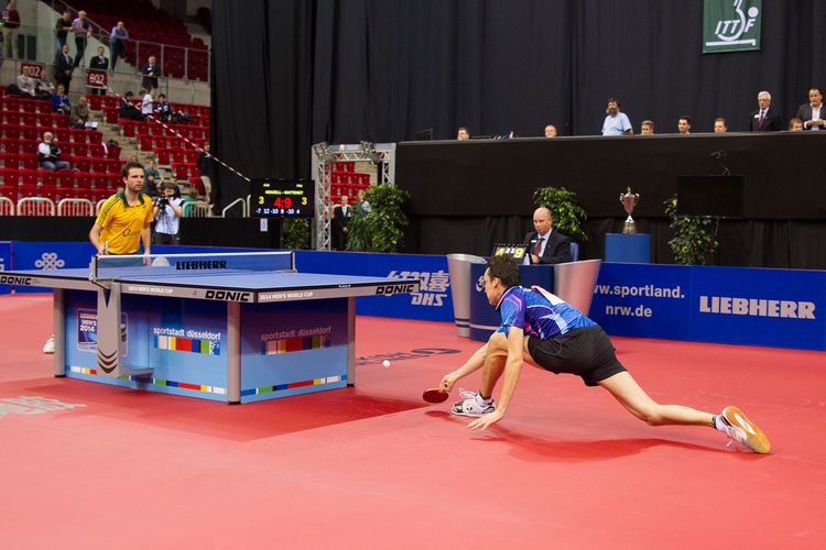 … und zwingt ihn fast in den Spagat. Dennoch verliert er das Match im siebten Satz (©Fabig)
