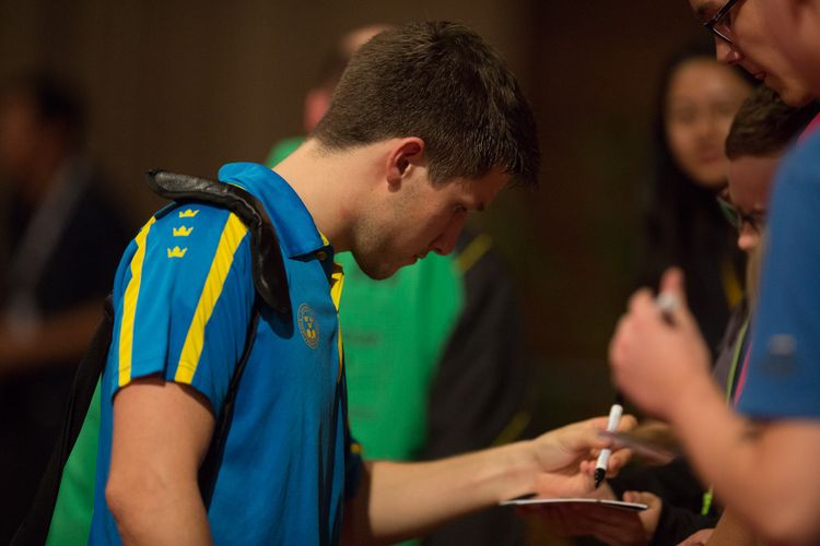 Beide sollten jedoch später als Achtelfinalteilnehmer feststehen, da Karlsson keine Probleme mit Feng Yijun hatte. So schrieb er nach seinem Auftritt am ersten World Cup-Tag fleißig Autogramme. (©Fabig) 