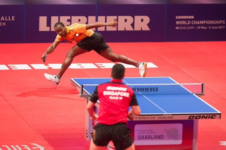 In seinem zweiten Spiel des Tages, gegen Gao Ning, konnte sich der Nigerianer strecken, wie er wollte... (©Fabig)