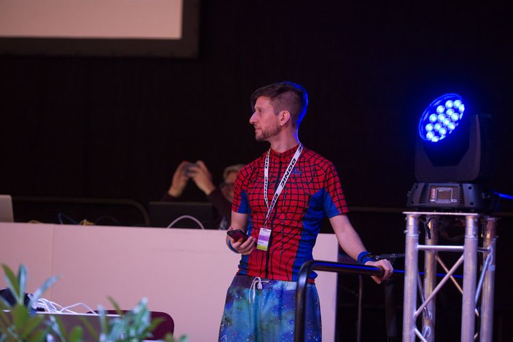 ...aber auch ITTF-Kommentator Adam Bobrow. (©Fabig)