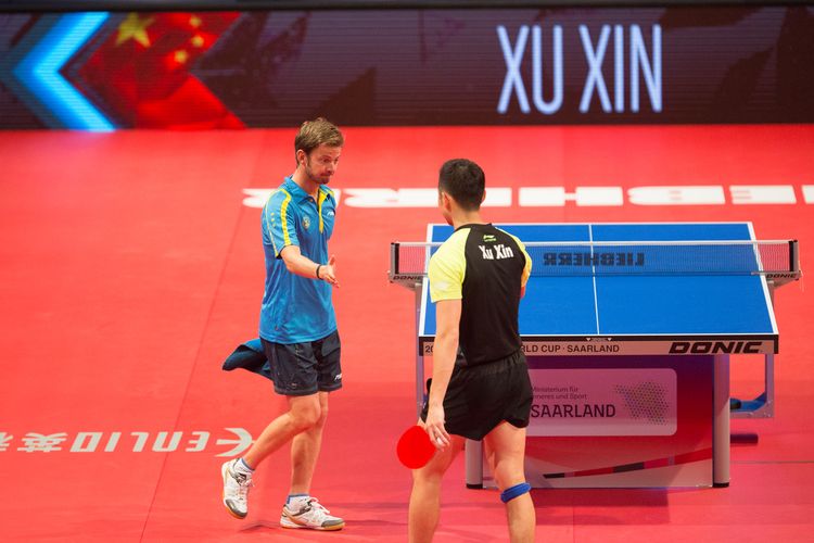 Nach starker Leistung und 1:0-Satzführung sowie knappen Vorsprüngen im zweiten und dritten Satz musste Gerell Xu Xin zum Sieg gratulieren. (©Fabig)
