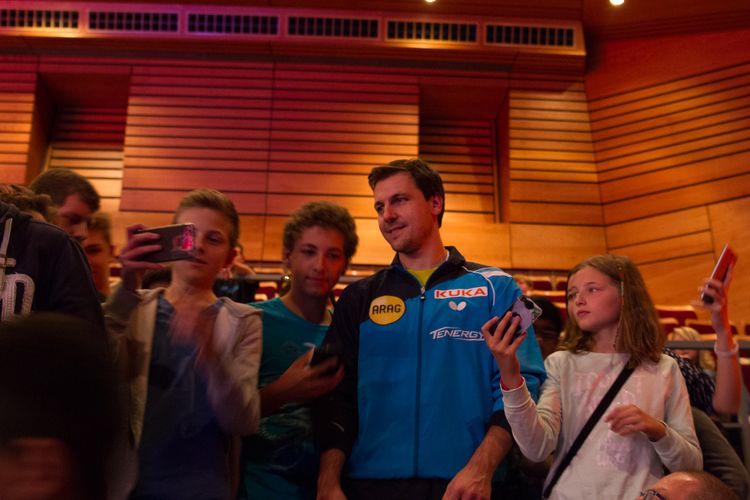 Auch Timo Boll hatte sich inzwischen unter den Zuschauern eingefunden und war ein begehrtes Motiv gerade bei jungen Fans. Beendet war der Wettkampftag da noch nicht. (©Fabig)