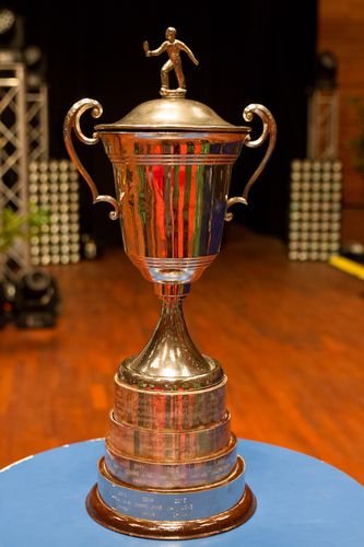 Und darum geht es am Montag: Diesen Pokal bekommt der Sieger des prestigeträchtigen Turniers. (©Fabig)