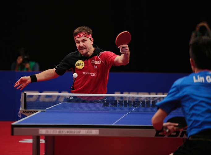Danach stieg Timo Boll in die Box. Die Auslosung bescherte ihm bereits jetzt in Person von Lin Gaoyuan den ersten Chinesen. Und lange sah es nicht so aus, als würde der Deutsche das Spiel für sich entscheiden können. Mit 1:3 nach Sätzen lag Boll bereits hinten... (©ITTF)