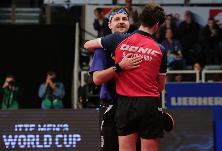 ...es folgte die freundschaftliche Umarmung mit dem unterlegenen Nationalmannschaftskollegen. (©ITTF)