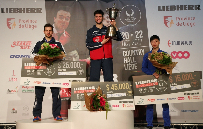 Und am Ende durfte Ovtcharov den Pokal in die Höhe stemmen, während Boll immerhin der zweite Platz als Trost für ein ganz starkes Turnier blieb. (©ITTF)
