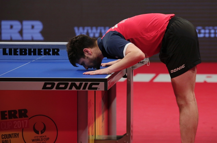 ...danach gab es noch einen Kuss für den Tisch. (©ITTF)
