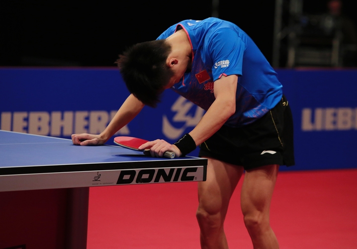 ...tiefe Enttäuschung beim Chinesen. Seine Niederlage erinnerte ein wenig an sein Achtelfinal-Aus bei der WM gegen Xu Xin. Dort hatte er im Entscheidungssatz fünf Matchbälle hintereinander nicht nutzen können. (©ITTF)
