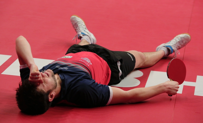 Der 29-Jährige konnte es kaum glauben und sank zu Boden... (©ITTF)